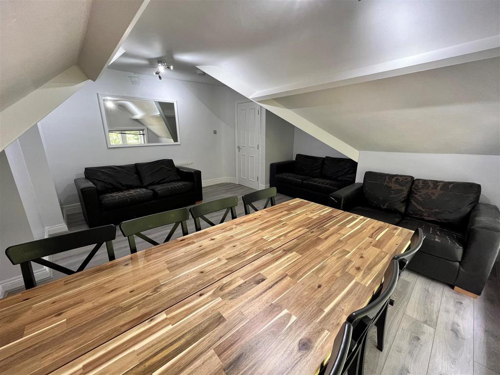 Apartment in Newcastle upon Tyne, Tyne and Wear - View 3