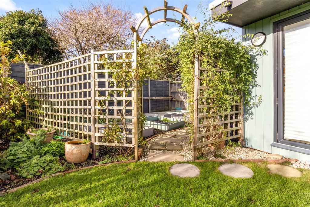 27 Thakeham Drive-023.JPG