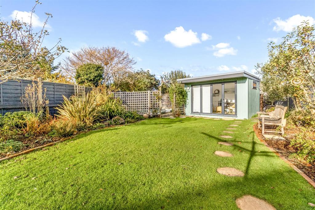 27 Thakeham Drive-022.JPG