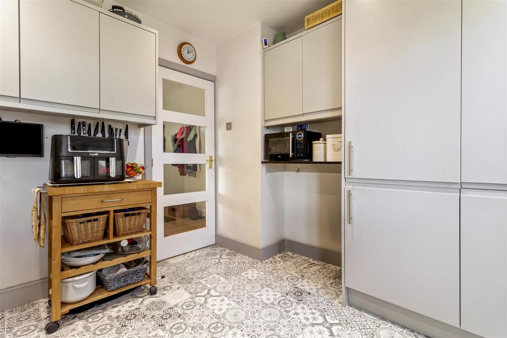 27 Thakeham Drive-014.JPG