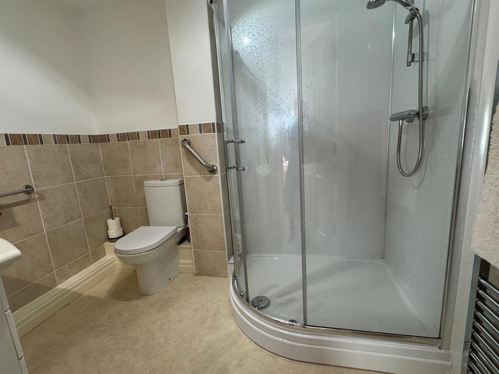 En suite shower room/wc