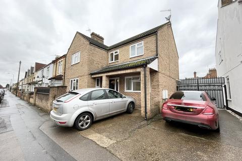 4 bedroom detached house to rent, Dogsthorpe Road, PETERBOROUGH PE1