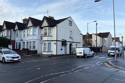 1 bedroom flat for sale, 183a Ramuz Drive, Westcliff-on-Sea, Southend-on-Sea, Essex SS0 9JN