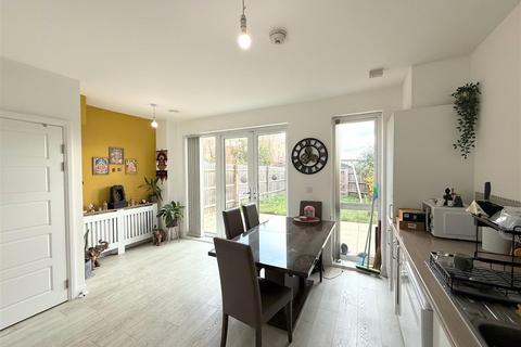 3 bedroom end of terrace house to rent, Edgecumbe Avenue, Colindale, NW9