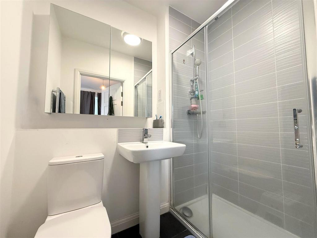 En-suite shower to bed 1.jpeg
