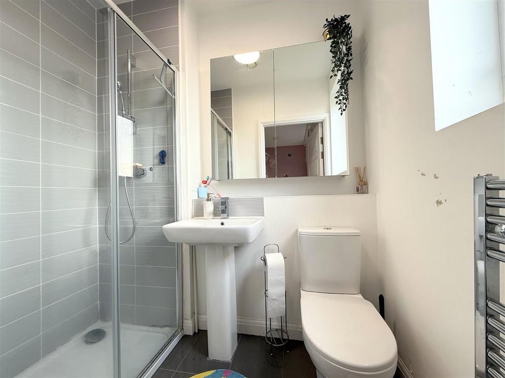En-suite shower to bed 2.jpeg
