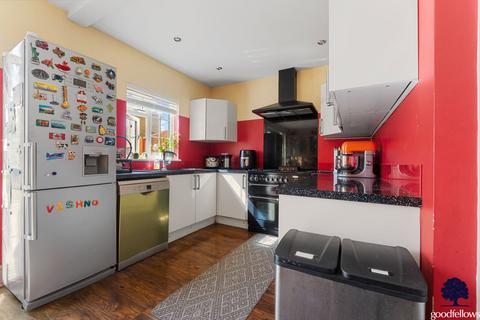 3 bedroom semi-detached house to rent, Hamilton Avenue, Sutton SM3