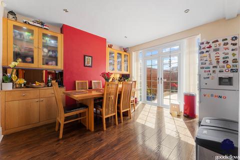 3 bedroom semi-detached house to rent, Hamilton Avenue, Sutton SM3