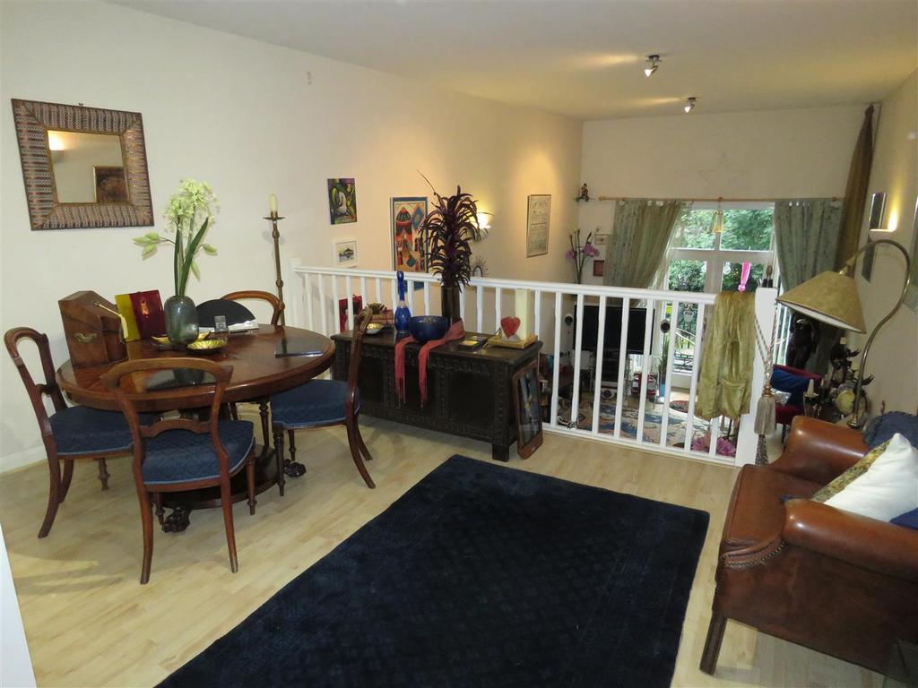 Split level lounge/d