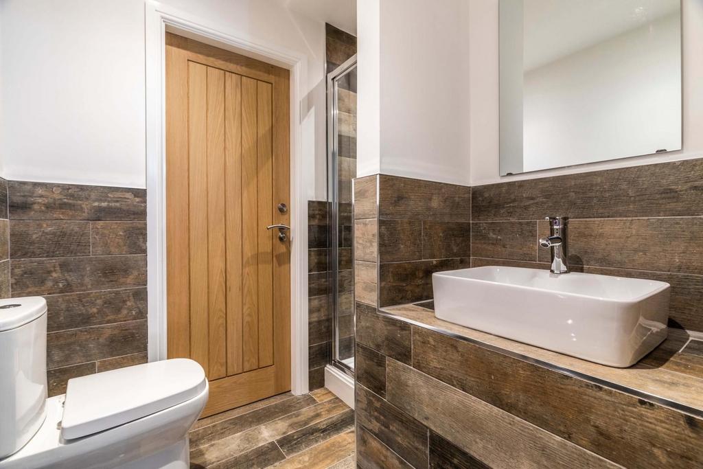 Contemporary bathroom with a wood-effect tiled ...