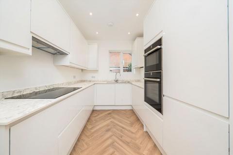 3 bedroom semi-detached house to rent, Greenford Avenue, London W7