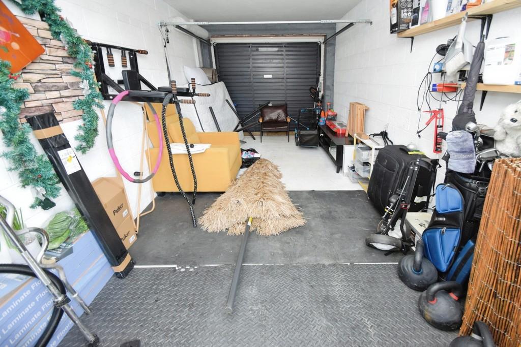 4e9edb02-Garage