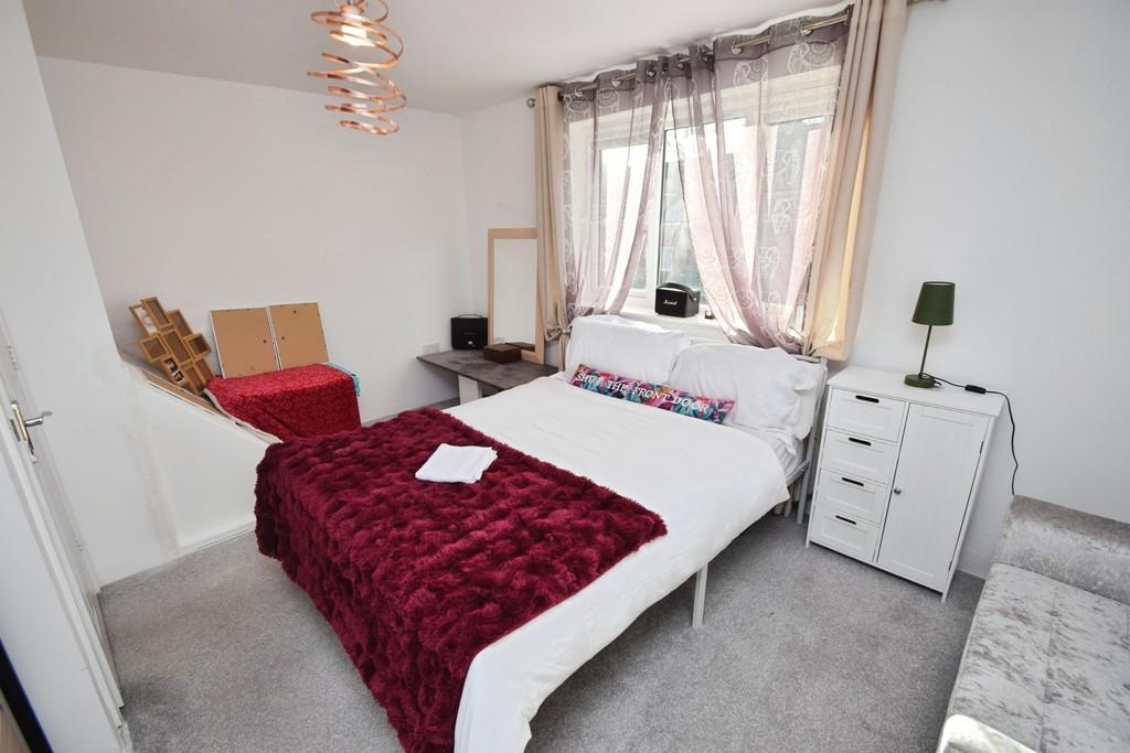 252fcc30-Bedroom