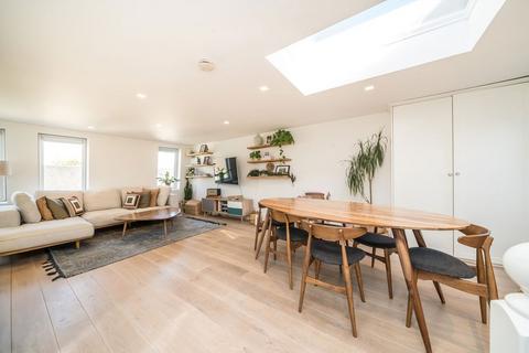 3 bedroom flat to rent, Stephendale Road, London SW6