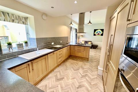 4 bedroom semi-detached house for sale, Linden Road, Skircoat Green, Halifax