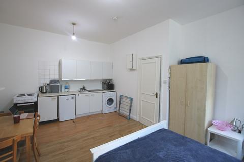 Studio to rent, St Pauls Avenue, Willesden Green, NW2