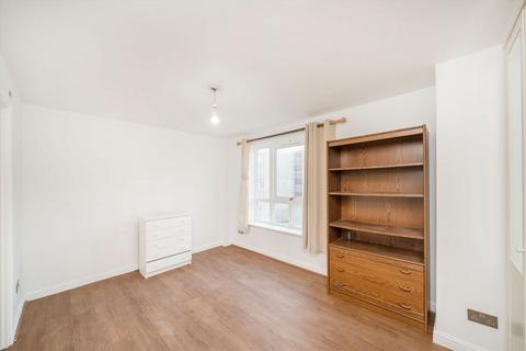2 bedroom flat to rent, Stewart Street, London E14