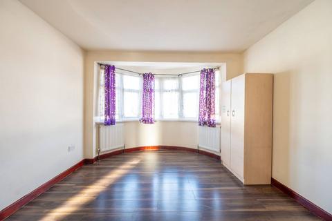 3 bedroom flat to rent, Kathleen Avenue, Alperton, Wembley, HA0