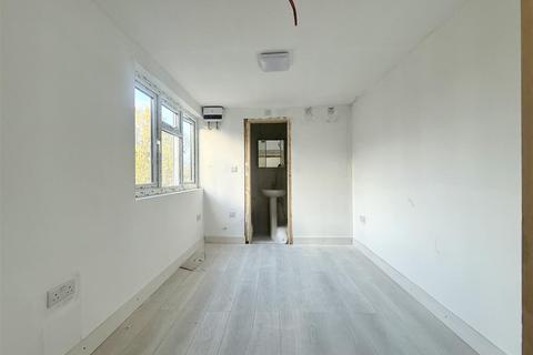 1 bedroom in a house share to rent, Bath Road, Slough