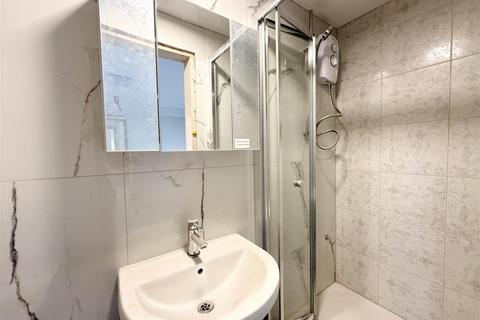 1 bedroom in a house share to rent, Bath Road, Slough