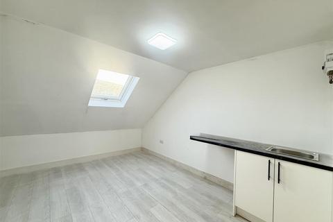 1 bedroom in a house share to rent, Bath Road, Slough