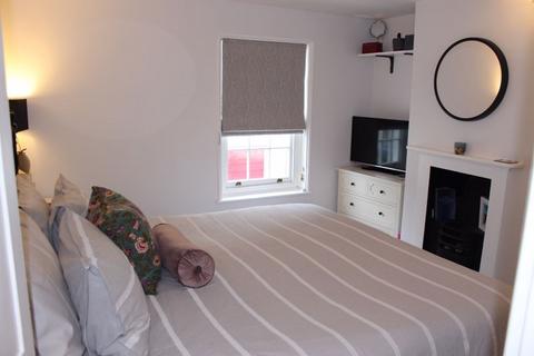 2 bedroom terraced house to rent, Cross Street, Canterbury