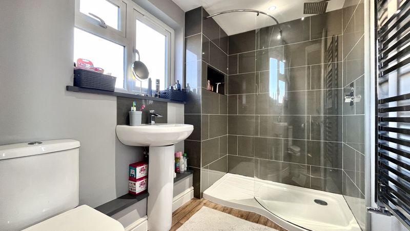 En Suite to Bedroom
