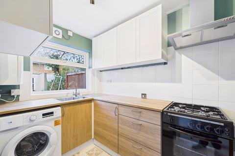 3 bedroom terraced house to rent, Kings Gardens, Huntingdon
