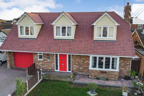 3 bedroom detached house for sale, Urmond Road, Canvey Island