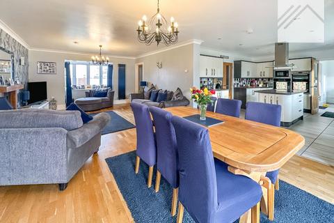 3 bedroom detached house for sale, Urmond Road, Canvey Island