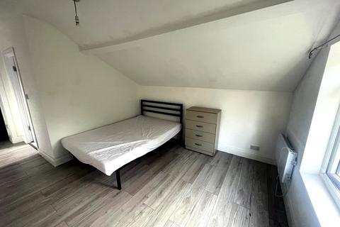 Studio to rent, Conyers Road, London