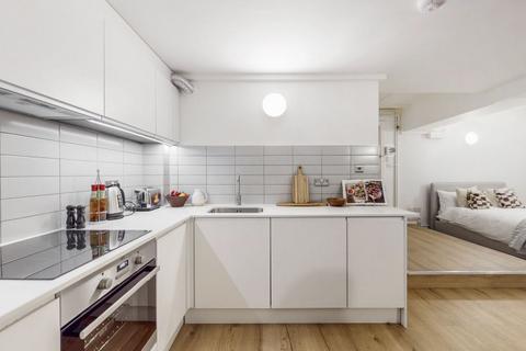 Studio to rent, E8