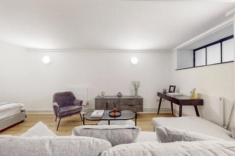 Studio to rent, E8