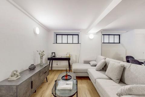 Studio to rent, E8