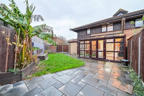 3 bedroom semi-detached house to rent, Friars Mead, E14, Isle Of Dogs, London, E14