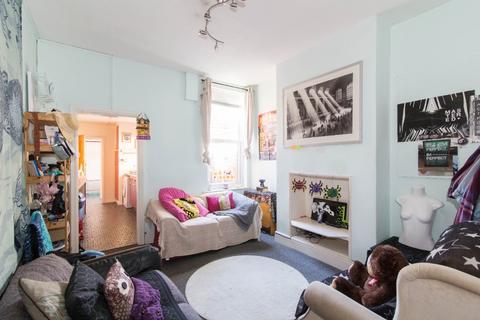 4 bedroom townhouse to rent, Frederick Grove, Lenton NG7