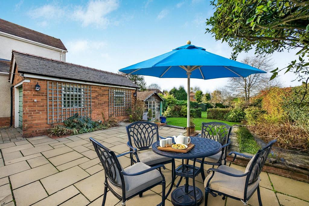 Outdoor with table and chairs.png