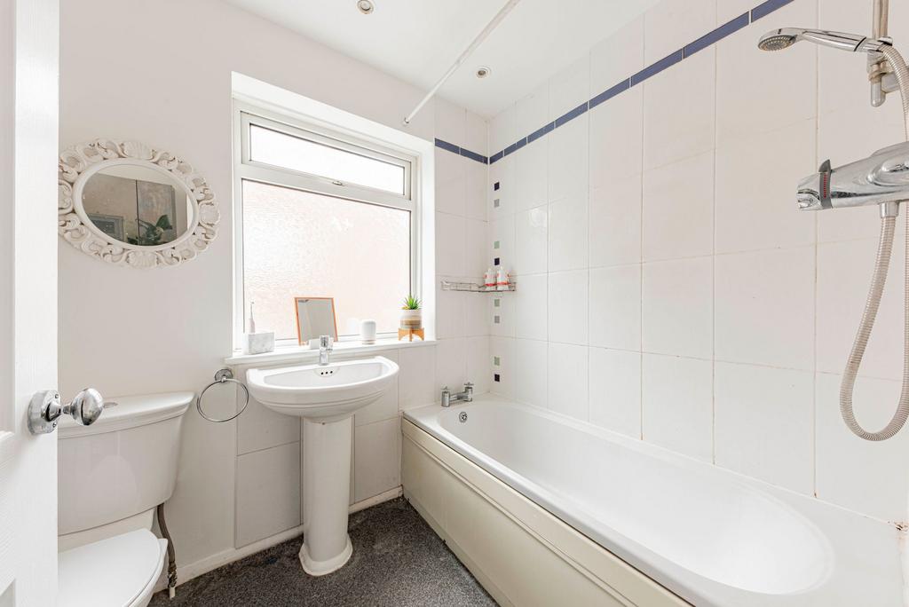 Bathroom W.C (1)