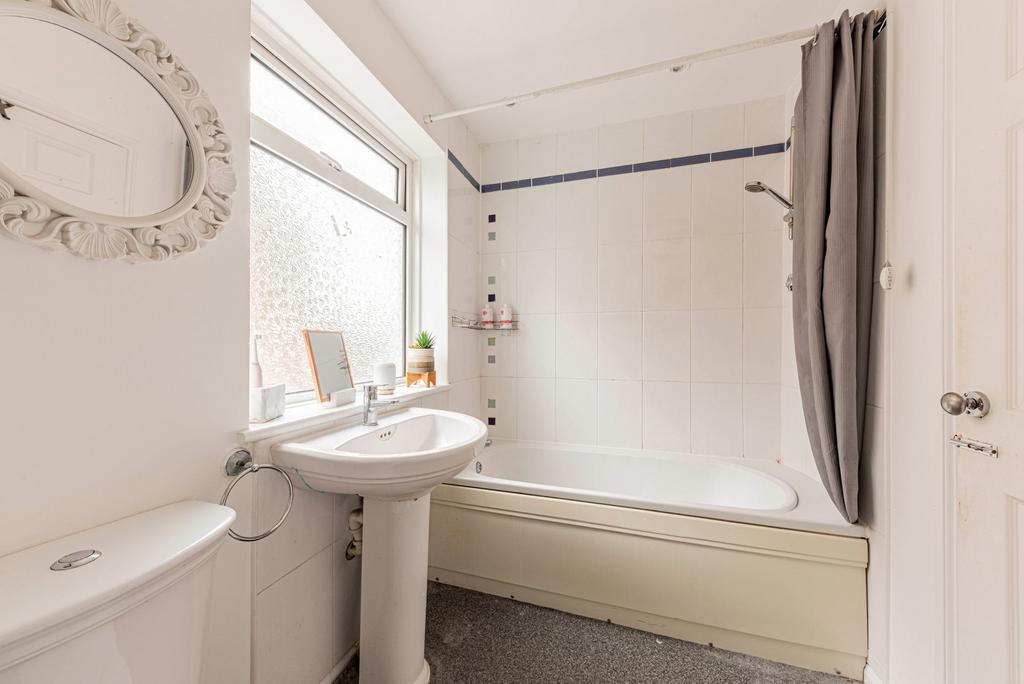 Bathroom W.C (2)
