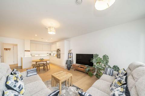 3 bedroom flat for sale, Grove Park, London NW9