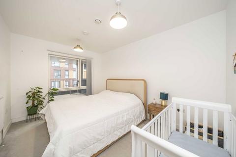 3 bedroom flat for sale, Grove Park, London NW9