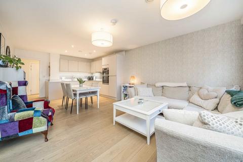 3 bedroom flat for sale, Grove Park, London NW9