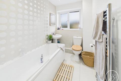 2 bedroom flat for sale, High Ash Drive, Leeds