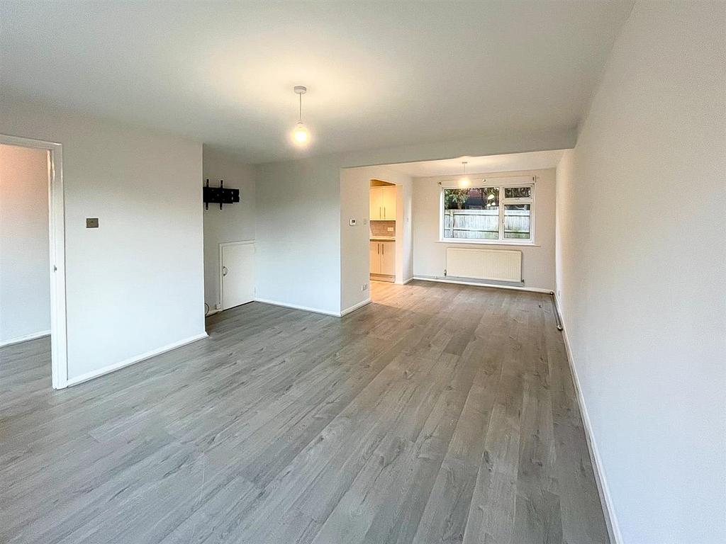 2 Awbrook Cl - Lounge dining room.jpg