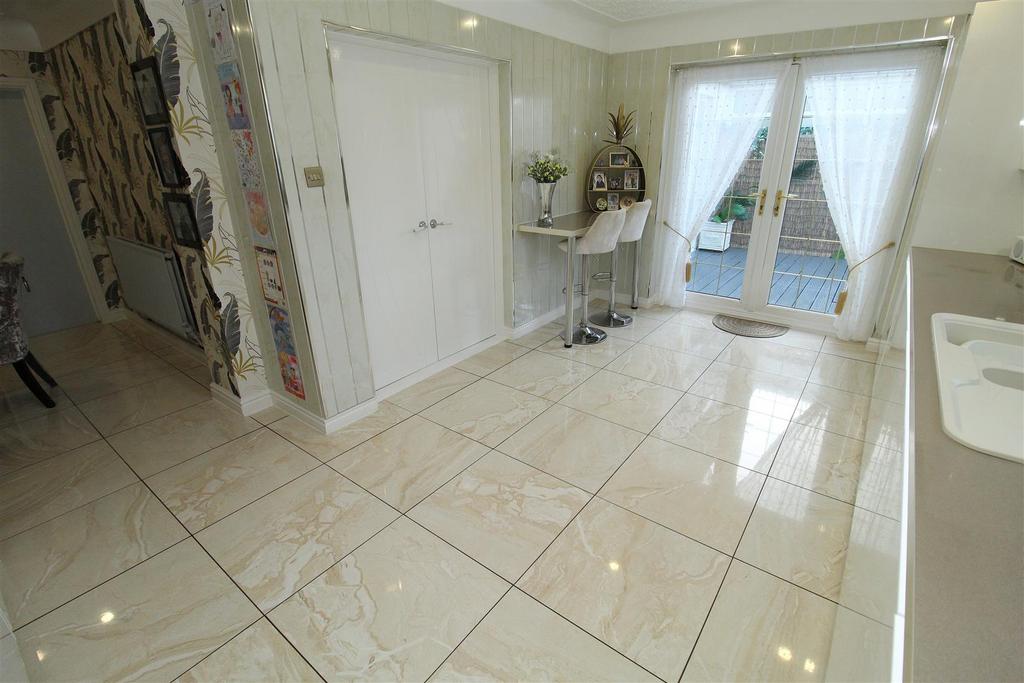 Kitchen2.JPG