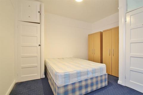 3 bedroom flat to rent, Thornbury Court, Church Road