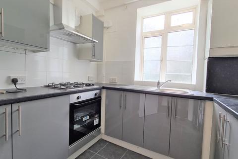 3 bedroom flat to rent, Thornbury Court, Church Road