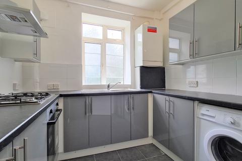 3 bedroom flat to rent, Thornbury Court, Church Road