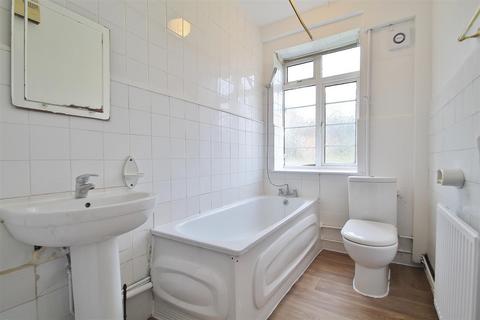 3 bedroom flat to rent, Thornbury Court, Church Road