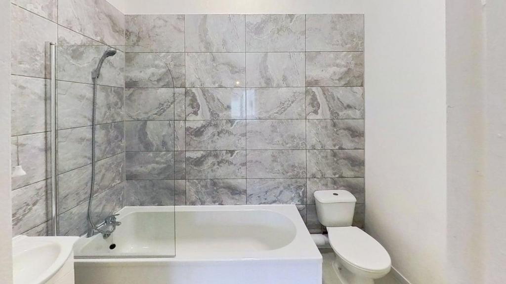 Charter-6 B-Bathroom.jpg